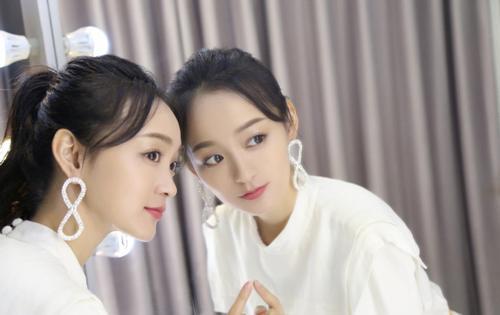 何泓姗杂志平面植入，明星同款种草服装首饰品牌(图1)