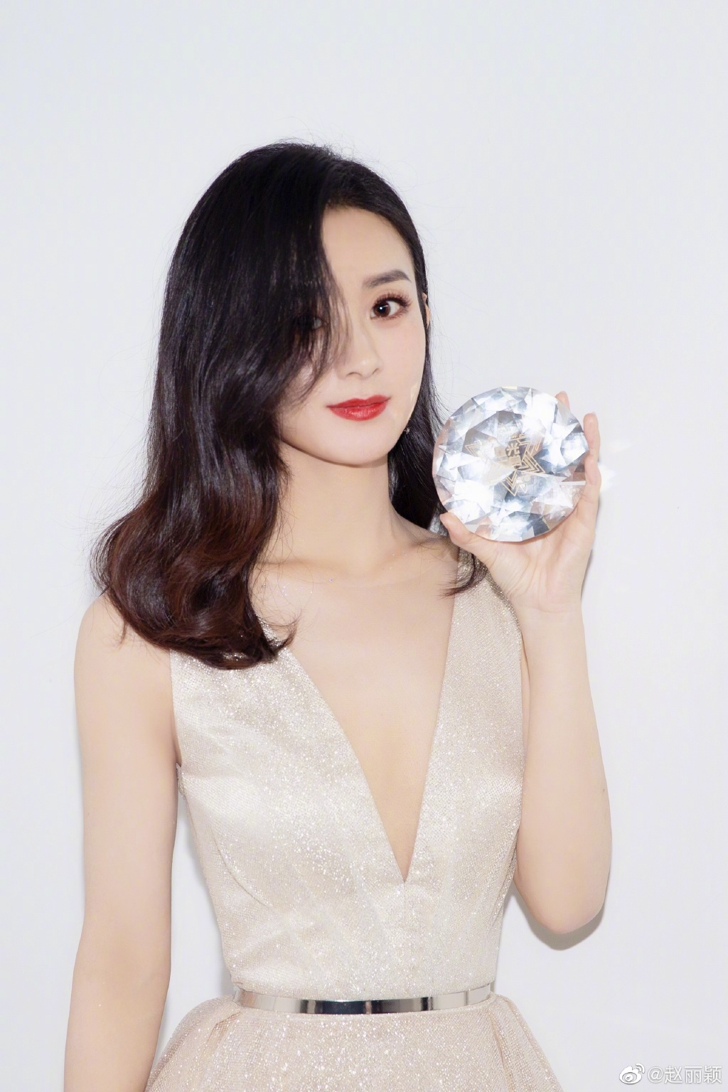 赵丽颖代言费影视版权多少，“收视女王”归来，品牌方对其流量增持？(图1)